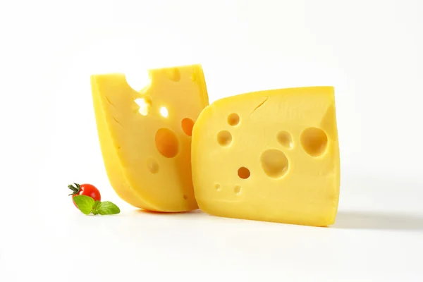 Cunei di formaggio giallo con occhi — Foto Stock