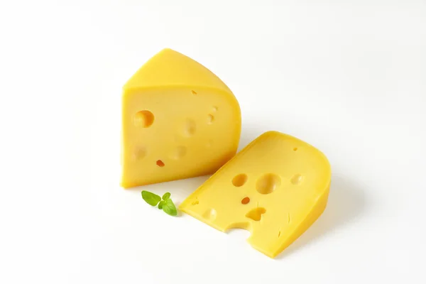 Cuñas de queso amarillo con ojos —  Fotos de Stock