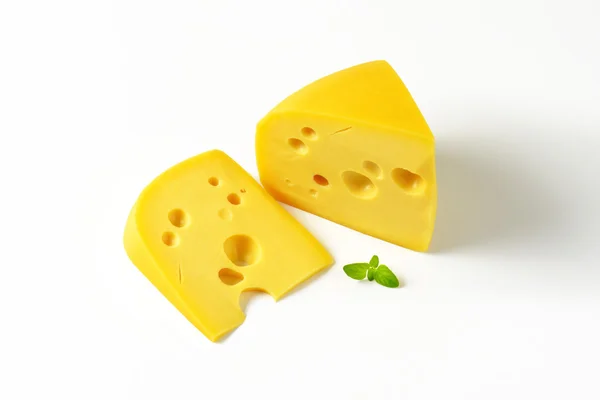 Cunei di formaggio giallo con occhi — Foto Stock