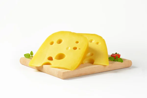 Cunhas de queijo amarelo com olhos — Fotografia de Stock