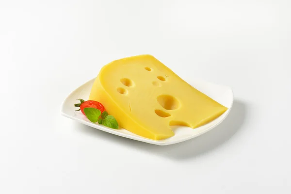 Klín žlutého sýra s očima — Stock fotografie