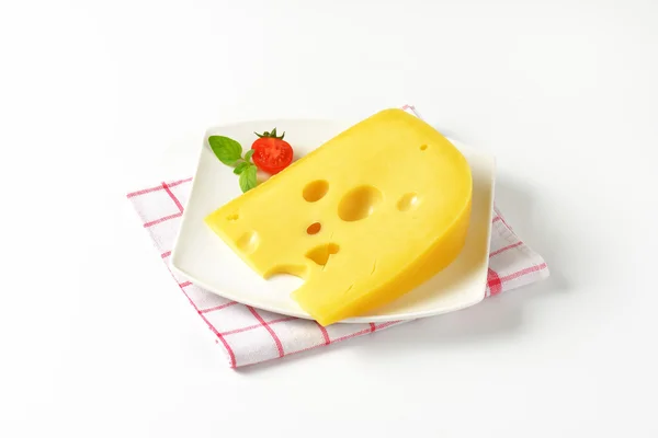 Kil av gul ost med ögon — Stockfoto