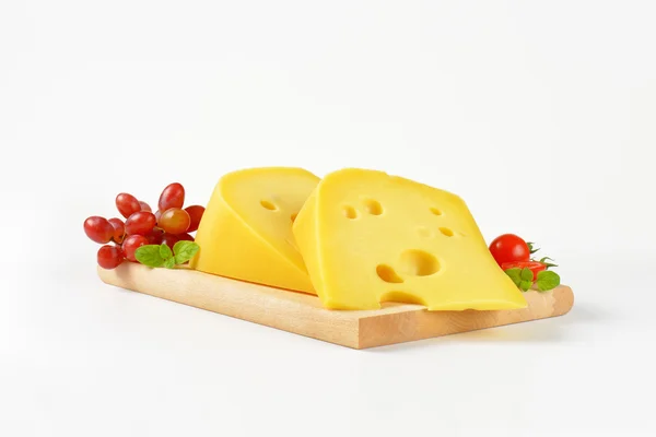 Ελβετικό τυρί με κόκκινα σταφύλια — Φωτογραφία Αρχείου