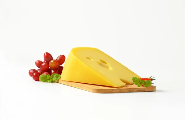 İsviçre peyniri kırmızı üzüm ile — Stok fotoğraf