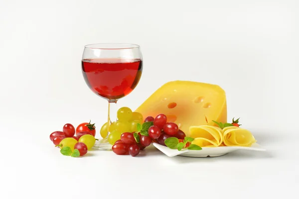 Schweizisk ost, rött vin och färska druvor — Stockfoto