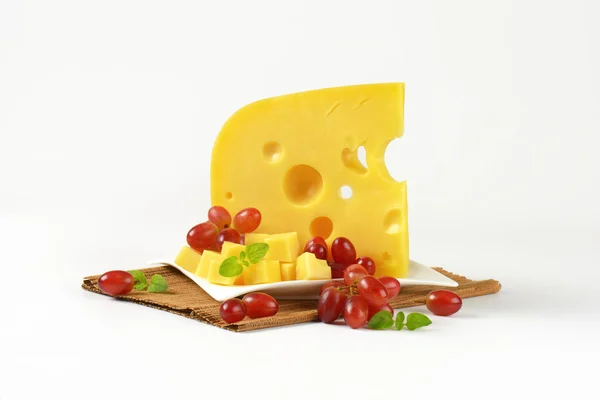 Švýcarský sýr a červené hrozny — Stock fotografie