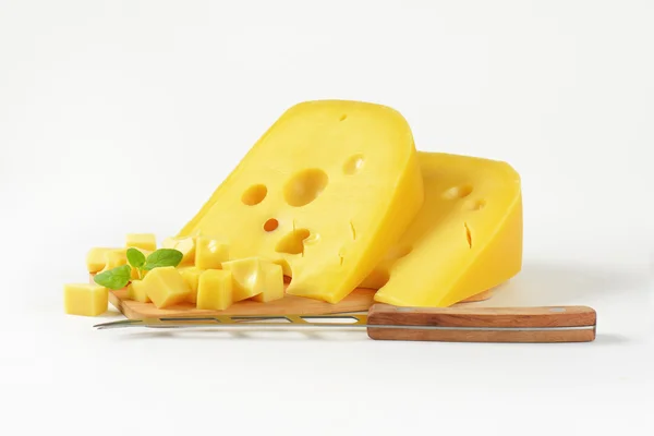 Kliny i kostki sera szwajcarskiego — Zdjęcie stockowe