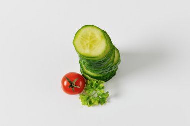 İnce dilimlenmiş salatalık