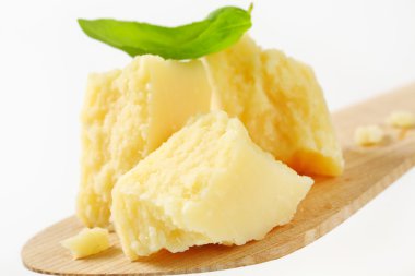 Tahta spatula üzerine parmesan peyniri