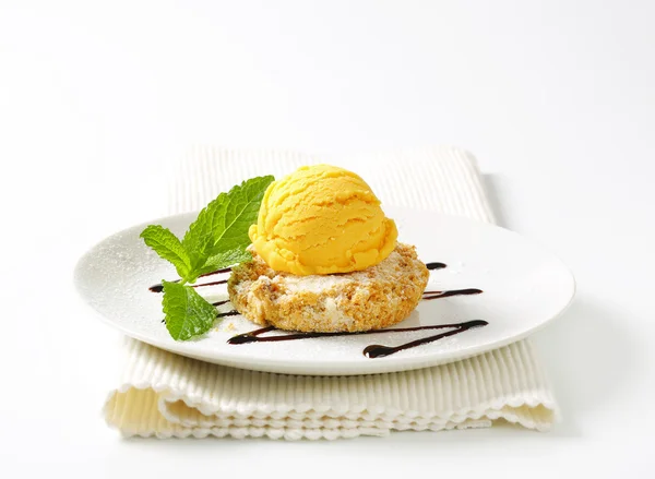 Almond cookie and scoop of ice cream — Stock Photo, Image