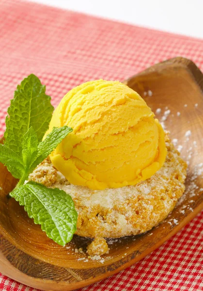 Almond cookie and scoop of ice cream — Stock Photo, Image