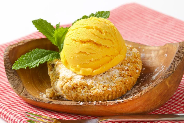 Galleta de almendras y cucharada de helado —  Fotos de Stock