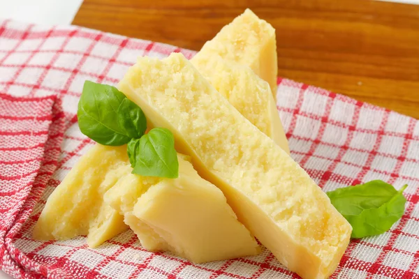 Pedaços de queijo parmesão — Fotografia de Stock