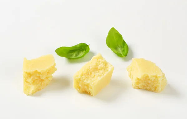 Pedaços de queijo parmesão — Fotografia de Stock