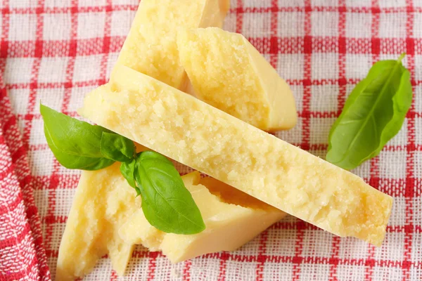 Trozos de queso parmesano — Foto de Stock