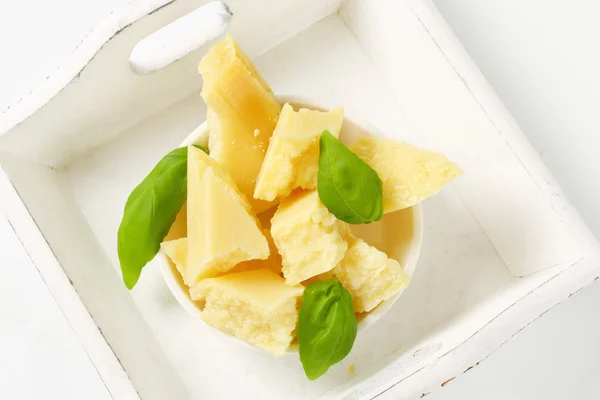 Pedaços de queijo parmesão — Fotografia de Stock