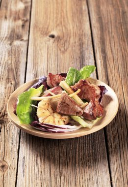 ile sebze kızarmış domuz eti