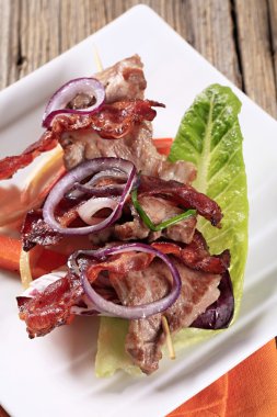 Rosto et şiş gevrek domuz pastırması ile üzerinde