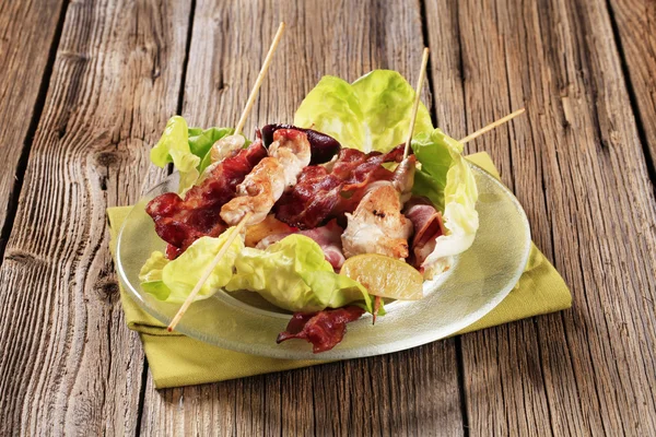 Chicken skewers and crispy bacon — Stock Photo, Image