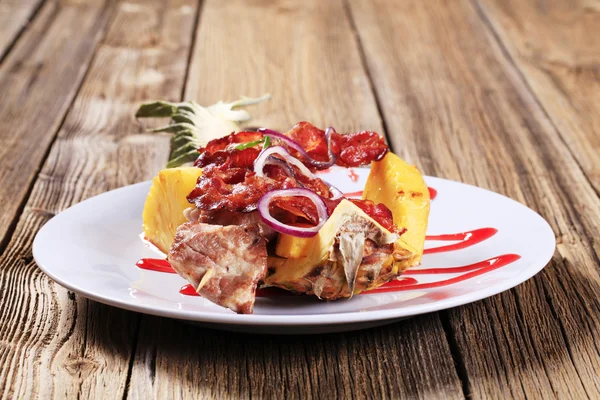 肉の串焼きとクリスピー ベーコンのストリップ — ストック写真