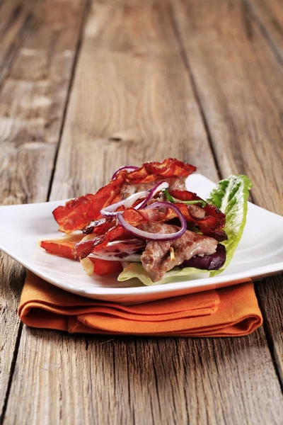 Carne asada en pincho con tocino crujiente —  Fotos de Stock