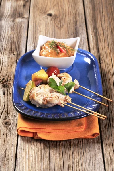 Brochetas de pollo y salsa Romesco — Foto de Stock