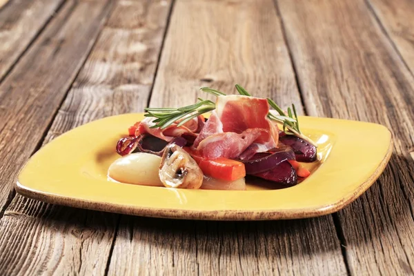 Verdure saltate e fette di prosciutto — Foto Stock