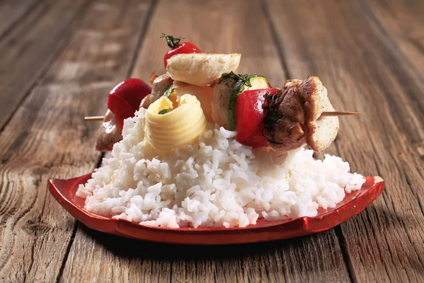 Kip shish kebab met witte rijst — Stockfoto