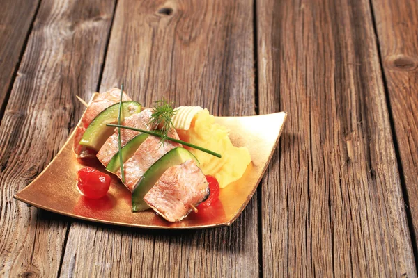 Espetos de salmão e abacate com puré de batata — Fotografia de Stock