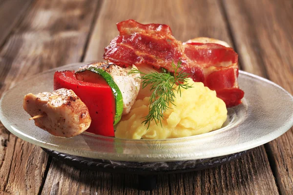 Chicken shish kebab and mashed potato — Stock Photo, Image