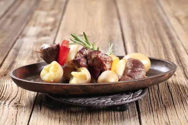 Rundvlees shish kebab en krielaardappeltjes — Stockfoto