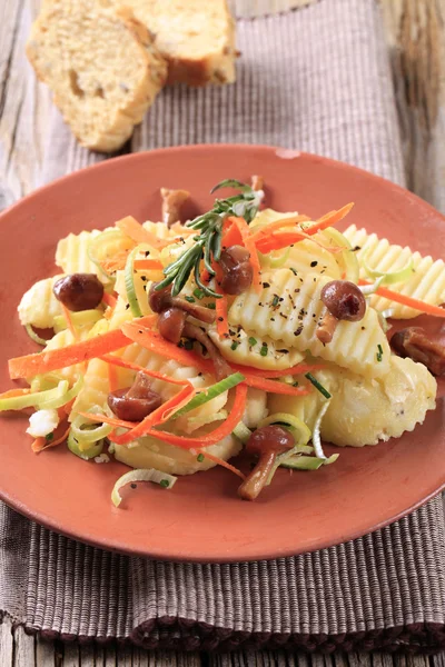 Ensalada de patatas y champiñones — Foto de Stock