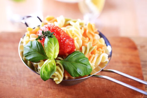 Dreifarbige Korkenzieher-Pasta — Stockfoto