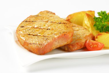 patates dilimleri ile ızgara domuz pirzola