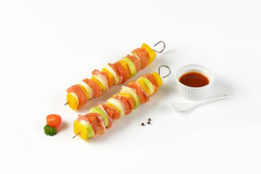 pişmemiş domuz eti şiş