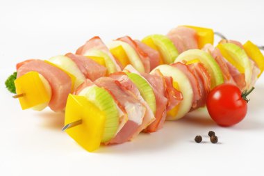 pişmemiş domuz eti şiş