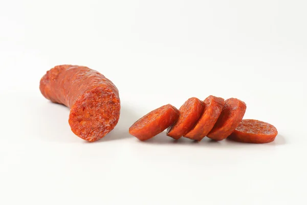 Dilimlenmiş kırmızı biber sosis — Stok fotoğraf