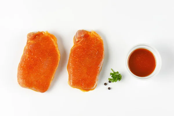 Raw honey glazed pork chops — Stock Photo, Image