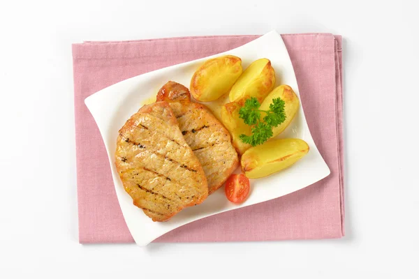 Gegrilde pork chops met aardappel partjes — Stockfoto