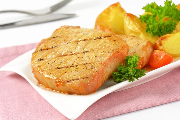 Gegrilde pork chops met aardappel partjes — Stockfoto