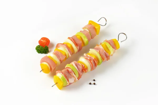 Raw pork skewers — Stock Photo, Image