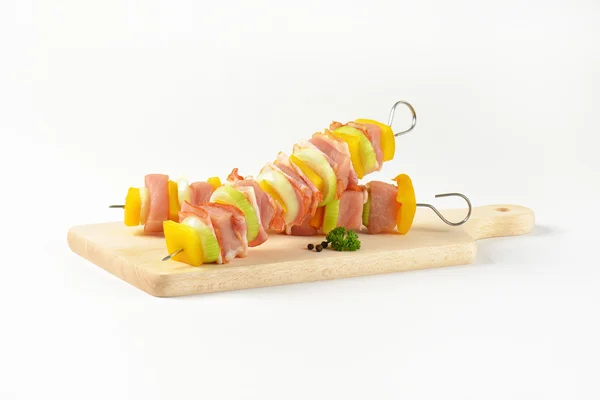 Brochetas de cerdo crudas — Foto de Stock