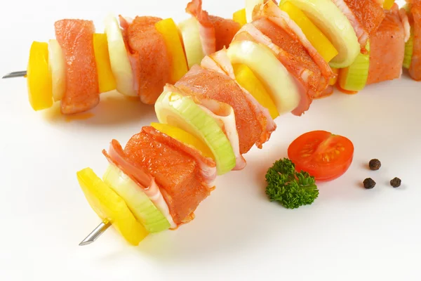 Raw pork skewers — Stock Photo, Image