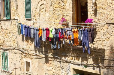Volterra sokakta elbise satırlarındaki kurutma Çamaşırhane