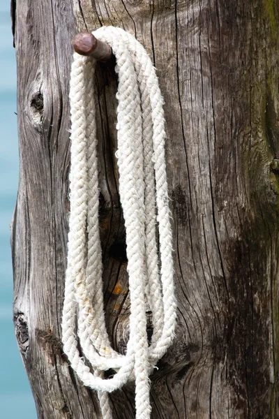 Ligplaats touw op een bericht — Stockfoto