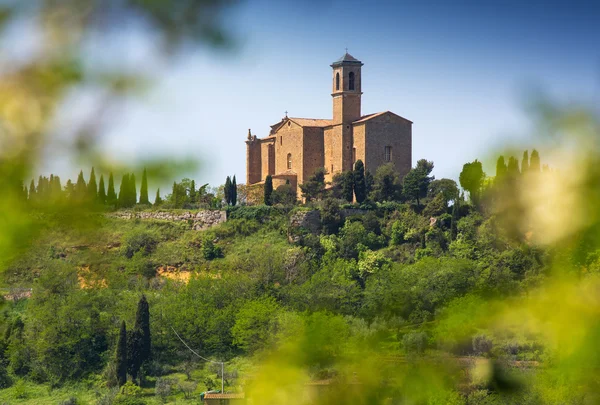 Paisaje rural toscano con iglesia — Foto de Stock