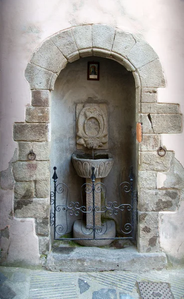 Uralter Steinmauer-Brunnen — Stockfoto