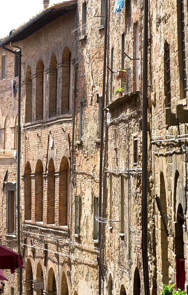 Fachadas de casas residenciales en Volterra — Foto de Stock