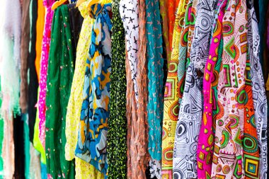 renkli ipek eşarplar