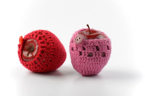 Maçãs vermelhas em cozies de crochê — Fotografia de Stock
